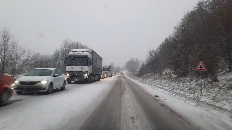 Kalamita na silnicích, první sníh způsobil desítky nehod